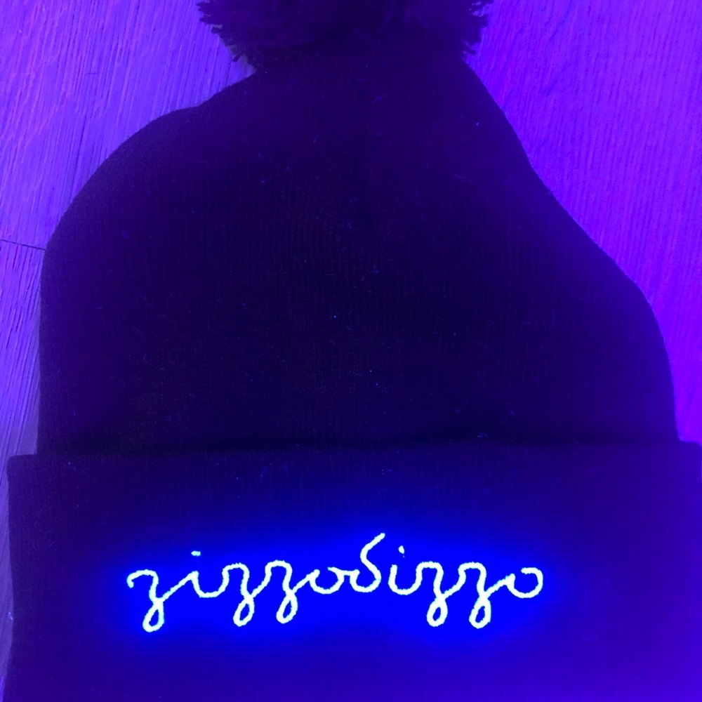 Black Beanie Pom Pom by ZizzoDizzo ‘Hypnsnow’